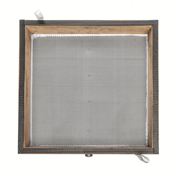 Das Bild zeigt einen quadratischen Holzrahmen mit einem feinen, grauen Metallgitter in der Mitte. Der Rahmen hat eine einfache, rustikale Ausführung. An einer Seite ist ein kleines Band angebracht.