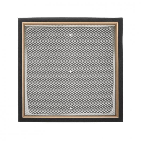 Das Bild zeigt ein quadratisches Gitter mit feinen Maschen. Es ist in einen schwarzen Rahmen eingefasst, umgeben von einem schmalen Holzrand. Es hat zwei kleine Löcher in der Mitte.