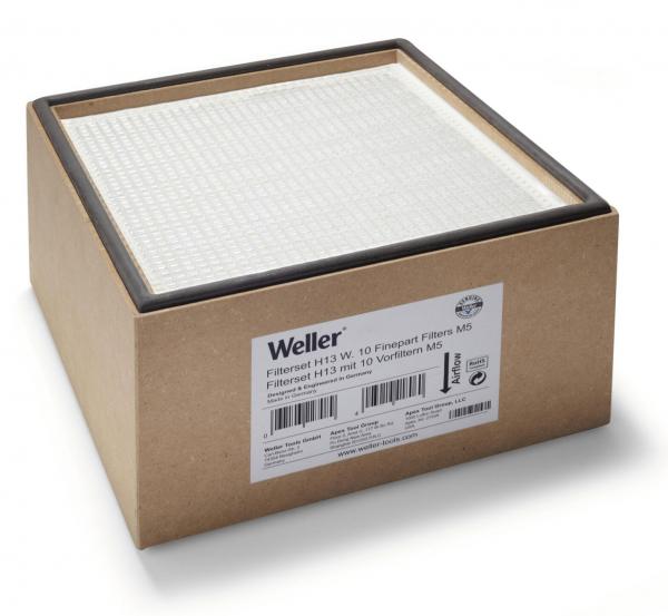 Das Bild zeigt eine quadratische Box aus kartonähnlichem Material. Oben ist ein Filter sichtbar, der eine strukturierte Oberfläche hat. Auf der Seite befindet sich ein Etikett mit technischen Informationen.