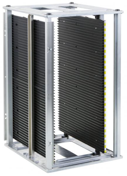 Das Bild zeigt eine rechteckige Struktur aus Metall mit vertikalen, schwarzen Lamellen. Diese sind an einem Gestell befestigt, das stabil und geradlinig ist. Die Lamellen sind teilweise beweglich.