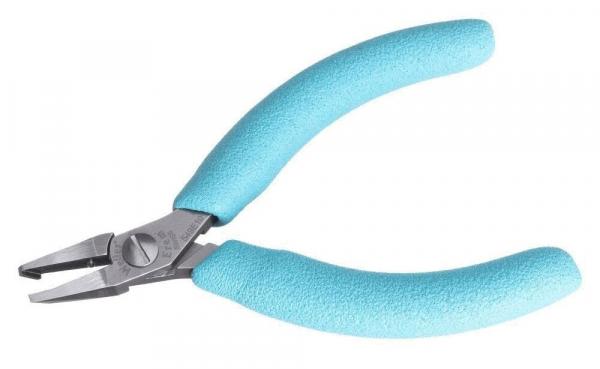 Es handelt sich um eine Zange mit kurzen, schmalen Klingen und blauen, griffigen Gummi-Griffen. Die Klingen sind metallisch und leicht geöffnet, geeignet für feine Arbeiten.