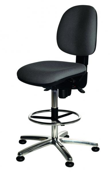 Der Drehstuhl hat eine schwarze Polsterung, eine ergonomische Rücklehne und einen verstellbaren Sitz. Er steht auf einem stabilen, verchromten Fuß mit fünf Rollen für Mobilität.
