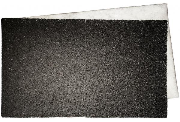 Das Bild zeigt ein rechteckiges Stück Schleifpapier. Eine Seite ist rau und schwarz, die andere Seite ist hell und glatt. Die Textur der rauen Seite fühlt sich körnig an.