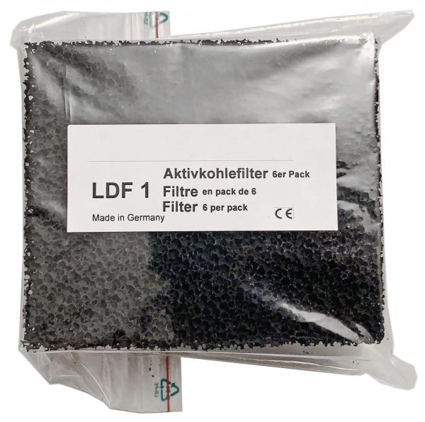Das Bild zeigt eine durchsichtige Verpackung mit schwarzen Aktivkohlefiltern. Auf dem Verpackungsetikett stehen Informationen: "LDF 1 Aktivkohlefilter 6er Pack, Made in Germany."