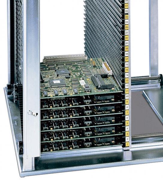 Das Bild zeigt einen offenen Server oder Computer. Innen sind mehrere grüne Leiterplatten (PCBs) übereinander gestapelt, dazu kommen silberne, vertikale Kühlrippen zum Einsatz. Die Struktur ist metallisch und rechteckig.