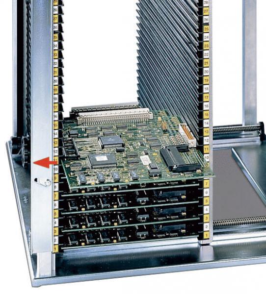 Das Bild zeigt einen vertikalen Computer-Rack mit mehreren grün gestrichenen Platinen. Die Platinen sind in einem Metallgehäuse gestapelt, versehen mit mehreren Anschlüssen und Steckplätzen.