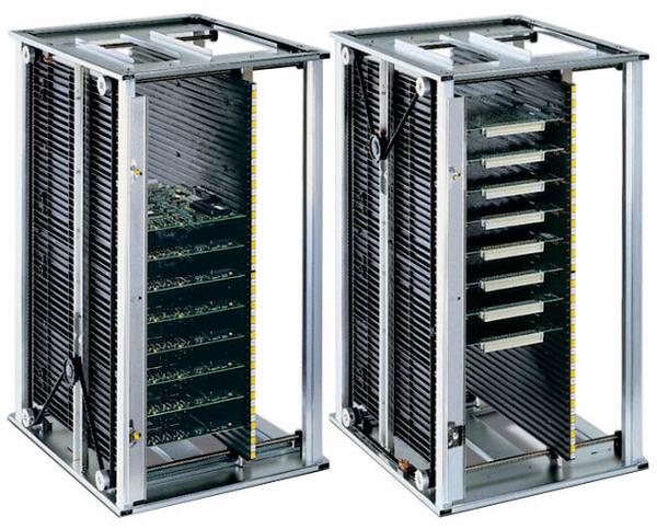 Das Bild zeigt zwei identische, offene Gehäuse für elektronische Komponenten. Sie sind aus silbernem Metall und haben mehrere vertikale Slots für Bauteile, die gut belüftet sind.
