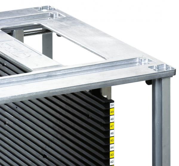 Das Bild zeigt einen Metallrahmen mit einer flachen Oberfläche und einer vertikalen Anordnung von schwarzen, geriffelten Platten. Auf der linken Seite sind nummerierte Markierungen sichtbar.
