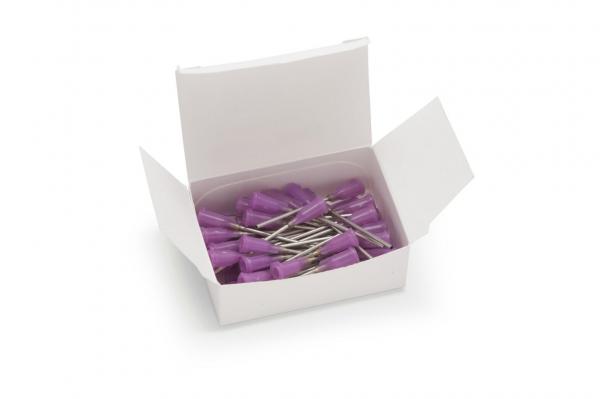 Das Bild zeigt eine offene, weiße Schachtel, gefüllt mit vielen lila Klemmen. Die Klemmen haben einen metallischen Stift und sind ordentlich übereinander angeordnet.