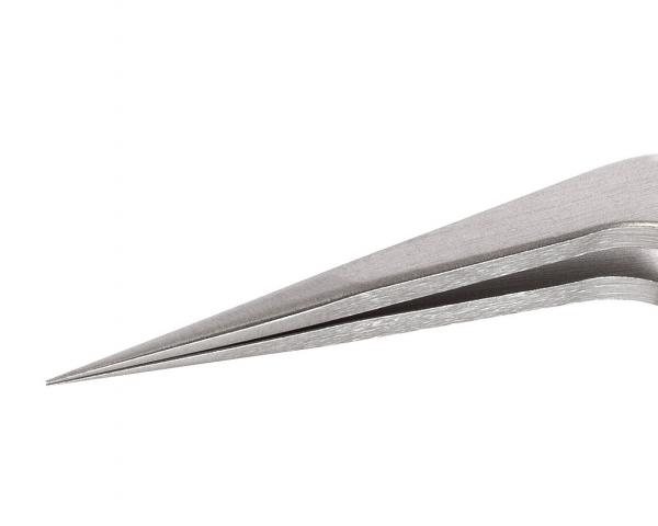 Das Bild zeigt eine spitze, metallische Pinzette. Sie hat zwei schmale, parallel verlaufende Enden, die sich an der Spitze treffen. Die Oberfläche ist glatt und glänzend.