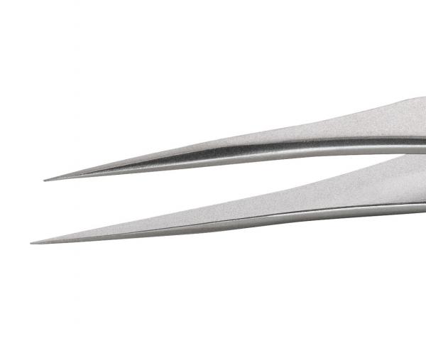 Das Bild zeigt eine schmale, metallische Schere mit spitzen Klingen. Die Klingen sind leicht geöffnet, und die Oberfläche ist glänzend. Die Form ist filigran und präzise.