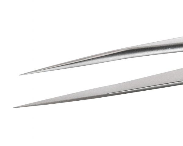 Das Bild zeigt eine Schere mit zwei scharfen, spitzen Klingen aus Metall. Die Klingen sind lang und schmal, das Material hat einen glänzenden, silbernen Farbton.