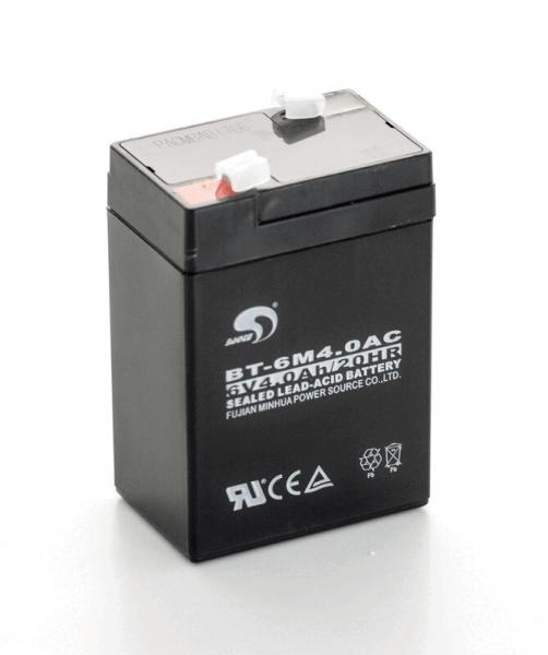 Das Bild zeigt eine schwarze Bleiakkumulator-Batterie. Sie hat eine rechteckige Form mit transparentem Deckel. Auf der Vorderseite sind technische Daten und Symbole aufgedruckt.