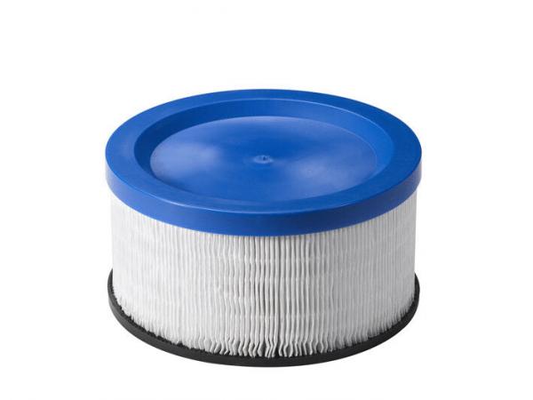 Das Bild zeigt einen runden Luftfilter. Er hat einen blauen oberen Teil und einen weißen, pleated unteren Teil. Der Filter hat eine flache, schwarze Unterseite und dient der Luftreinigung.