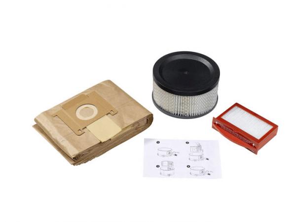 Das Bild zeigt ein Set zur Reinigung: Eine braune Staubsaugerbeuteltasche, ein runder Luftfilter mit schwarzem Deckel und ein roter, rechteckiger Filter. Eine Anleitung liegt daneben.