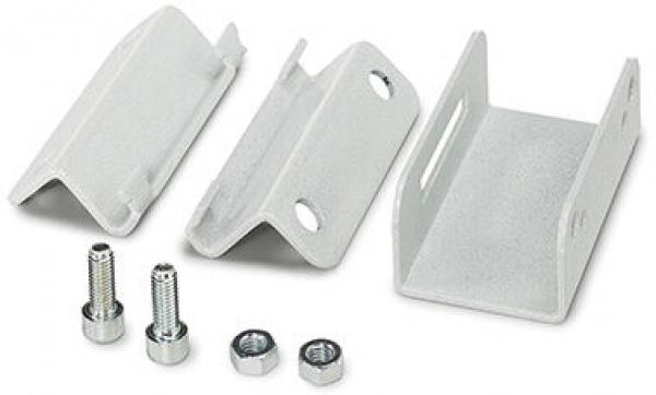 Das Bild zeigt zwei Metallhalterungen und ein Gehäuse, alles in silberner Farbe. Dazu gehören drei Schrauben und Unterlegscheiben. Die Formen sind rechtwinkelig und flach.