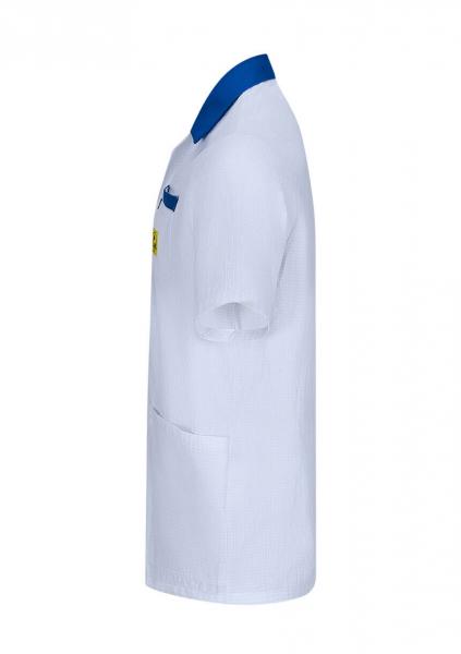 Das Bild zeigt ein weißes Poloshirt mit einem blauen Kragen. Es hat kurze Ärmel und eine aufgesetzte Tasche auf der linken Seite. Auf der Vorderseite ist ein Logo oder Text sichtbar.
