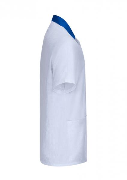 Das Bild zeigt ein kurzes, weißes Oberteil mit einem blauen Kragen. Es hat kurze Ärmel und eine Brusttasche auf der linken Seite. Das Design ist schlicht und funktional.