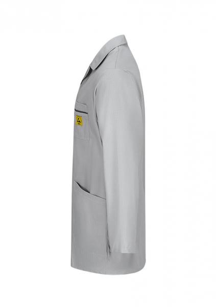 Das Bild zeigt eine graue, langärmlige Arbeitsjacke im seitlichen Profil. Sie hat einen steifen Kragen und eine Brusttasche mit einem gelben Emblem. Der Stoff wirkt glatt und robust.