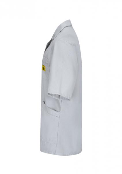 Das Bild zeigt ein graues Hemd mit kurzen Ärmeln, das aufrecht steht. Es hat eine lockere Passform und eine Brusttasche. Ein gelbes Label ist sichtbar.