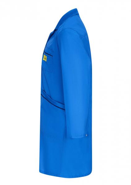 Das Bild zeigt einen blauen Kittel, der seitlich abgebildet ist. Der Kittel hat lange Ärmel und eine Brusttasche. Er wirkt schlicht und professionell.