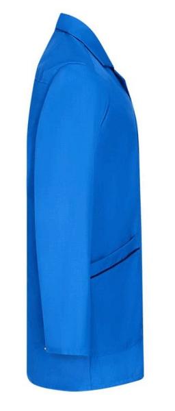 Das Bild zeigt einen einfarbigen blauen Blazer aus glattem Material. Er hat einen klassischen Schnitt mit Reverskragen und einer Brusttasche auf der linken Seite.
