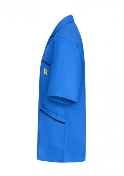 Das Bild zeigt ein blaues, kurzärmliges Hemd. Es hat einen kragenlosen Ausschnitt und eine seitliche Tasche. Auf der Brust ist ein kleines gelbes Logo aufgenäht.