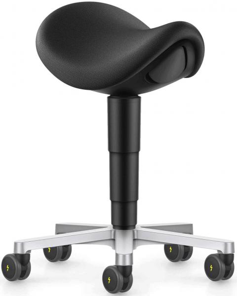 Der Stuhl hat eine ergonomische, schalenartige Sitzfläche in Schwarz, eine mittlere Höhenverstellung und rollbare Füße auf einem silbernen Gestell, wodurch er flexibel einsetzbar ist.