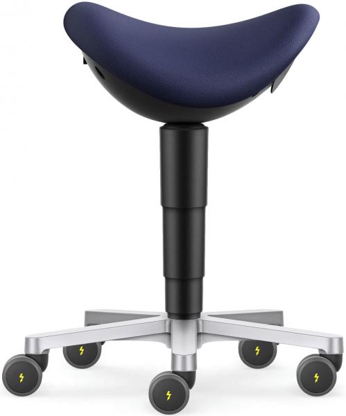Das Bild zeigt einen ergonomischen Hocker mit einer schalenförmigen blauen Sitzfläche. Er hat einen schwarzen, hydraulischen Ständer und eine silberne Basis mit fünf Rollen.