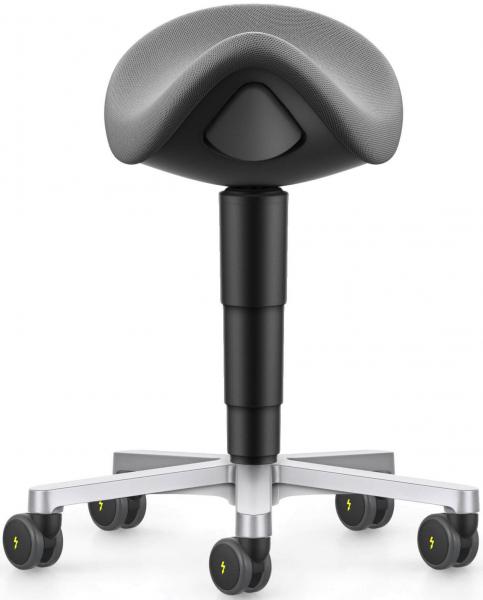 Das Bild zeigt einen ergonomischen Bürostuhl ohne Rückenlehne. Die Sitzfläche ist oval und in Grau, mit einem schwarzen, höhenverstellbaren Säulenständer und fünf beweglichen Rollen.