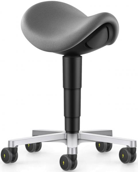 Der Stuhl hat eine ergonomische, geschwungene Sitzfläche in Grau, auf einem verstellbaren schwarzen Gestell. Er steht auf fünf Rollen, die sich leicht bewegen lassen.