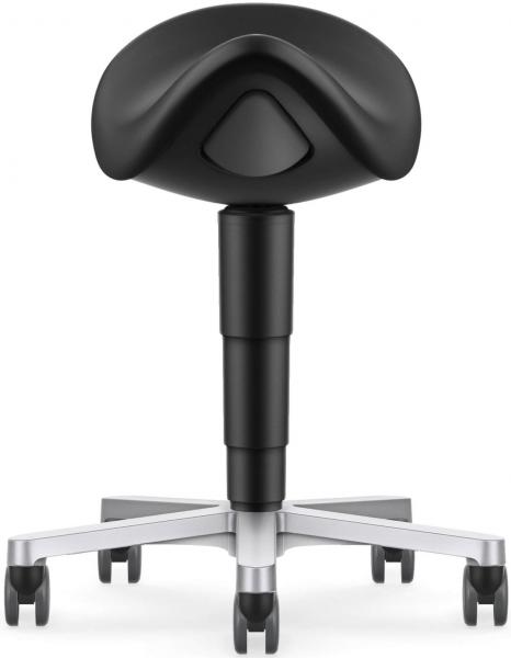 Das Bild zeigt einen ergonomischen Drehhocker. Der Sitz ist schwarz und hat eine sanfte, geschwungene Form. Der Hocker steht auf einem fünfstrahligen Fuß mit Rollen, ideal für Mobilität.