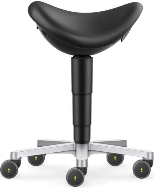 Der Stuhl hat eine schalenartige, schwarze Sitzfläche und eine verstellbare schwarze Gaslift-Säule. Er steht auf einem stabilen Metallgestell mit fünf Rollen, die elektrisch leuchten.