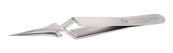 Das Bild zeigt eine spitze, metallische Pinzette mit zwei langen, schmalen Griffen. Die Spitzen sind leicht gebogen und scharf, geeignet zum Greifen feiner Objekte.