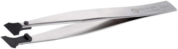 Das Bild zeigt eine metallische Pinzette mit einem flachen, schmalen Design. Die Spitzen sind leicht gebogen und aus schwarzem Material. Auf der Oberfläche befindet sich ein Logo.