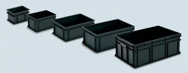 Das Bild zeigt fünf schwarze, rechteckige Kisten in unterschiedlichen Größen, die nebeneinander angeordnet sind. Die Kisten haben eine stabile, flache Form und sind aus Kunststoff.