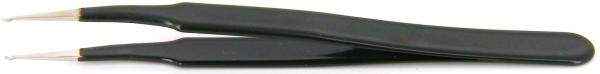 Das Bild zeigt eine schwarze Pinzette mit schmalen, spitzen Spitzen. Sie hat eine leicht gebogene Form und liegt flach auf einem weißen Hintergrund.
