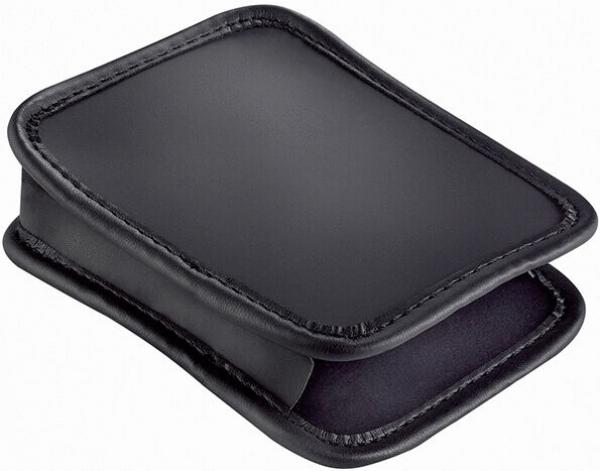 Das Bild zeigt ein schwarzes, rechteckiges Etui aus Leder mit abgerundeten Ecken. Es ist leicht geöffnet, sodass der innere, ebenfalls schwarze Bereich sichtbar ist.