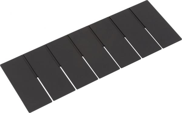 Das Bild zeigt ein flaches, rechteckiges Objekt, das aus mehreren, gleich großen, schmalen schwarzen Plättchen besteht. Jedes Plättchen hat eine leichte Kerbe an einer Seite.