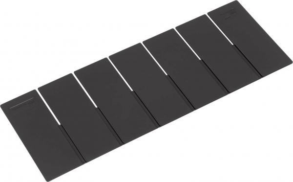 Das Bild zeigt eine rechteckige, schwarze Matte mit mehreren parallelen, langen und schmalen Rillen. Sie ist flach und hat eine einfache, schlichte Form.