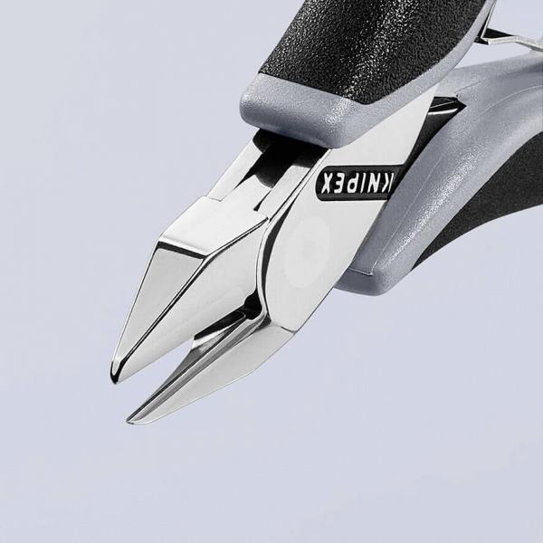Das Bild zeigt eine Präzisionszange mit spitzen, scharfen Klingen und einem ergonomischen Griff, der vor allem in der Elektronik- oder Schmuckherstellung verwendet wird.