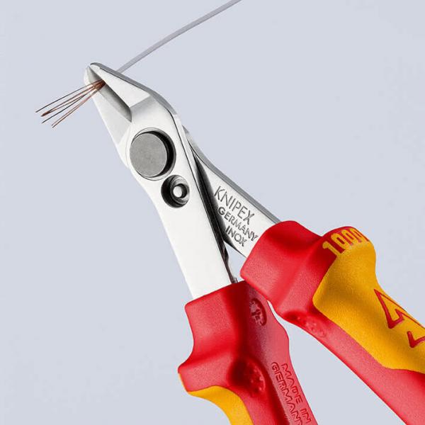 Das Bild zeigt eine rote Zange mit ergonomischen, gelben Griffen und scharfen, spitzen Schneiden. Sie hält mehrere dünne Drähte, die am Ende abgeknipst werden.