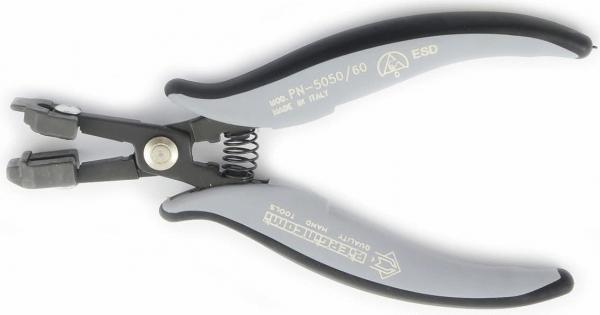 Das Bild zeigt eine Zange mit geschwungenen, rutschfesten Griffen in Grau und Schwarz. Der Kopf hat spezielle Öffnungen zum Schneiden oder Greifen von Objekten. Sie ist leicht und ergonomisch.