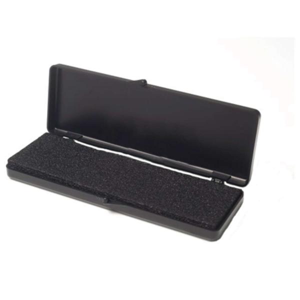 Das Bild zeigt ein schwarzes, flaches Etui, das geöffnet ist. Im Inneren befindet sich eine samtartige Fläche. Das Etui hat abgerundete Kanten und eine praktische Form für die Aufbewahrung.