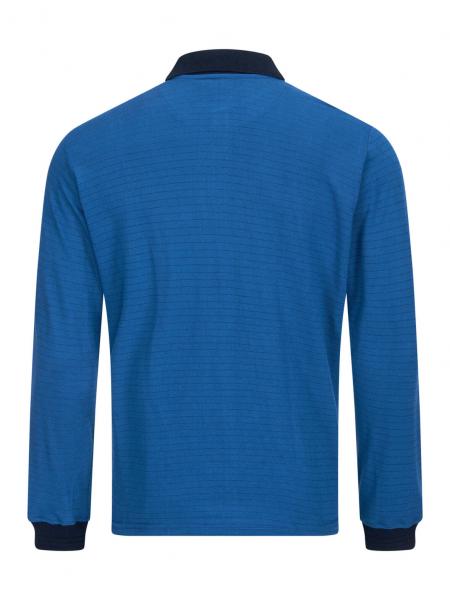 Das Bild zeigt ein langärmliges, blaues Poloshirt mit einem dunklen Kragen. Der Stoff hat eine feine, strukturierte Oberfläche und die Ärmel enden mit schmalen Bündchen.