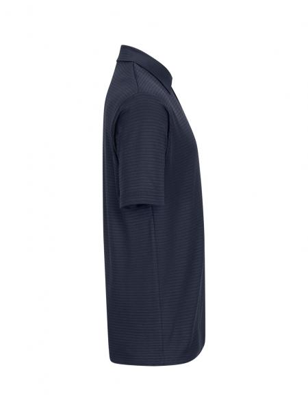 Das Bild zeigt ein dunkelblaues Polohemd von der Seite. Es hat kurze Ärmel, einen Kragen und eine leicht strukturierte Oberfläche. Die Form ist gerade und lässig.
