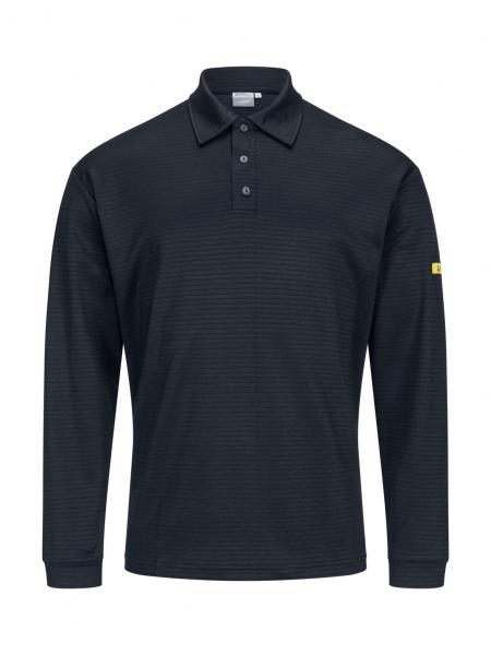 Das Bild zeigt ein schwarzes Langarm-Polohemd mit einem klassischen Kragen. Es hat eine strukturierte Oberfläche und drei Knöpfe am Ausschnitt. An einem Ärmel befindet sich ein farbiger Aufnäher.