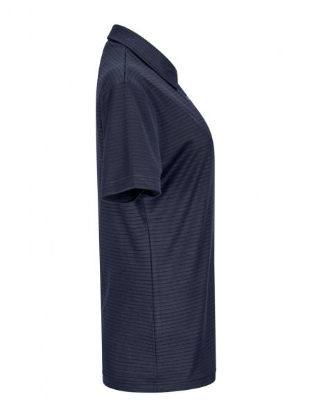 Das Bild zeigt ein dunkelblaues Poloshirt von der Seite. Es hat einen klassischen Kragen und kurze Ärmel. Die Oberfläche hat feine, horizontale Streifen. Das Shirt wirkt sportlich und lässig.