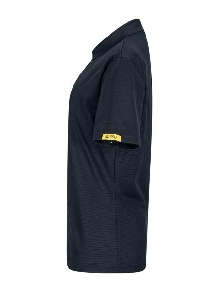 Das Bild zeigt ein schwarzes Poloshirt im Profil. Es hat einen klassischen Kragen und kurze Ärmel. An einem Ärmel befindet sich ein gelbes Etikett. Der Stoff wirkt leicht strukturiert.