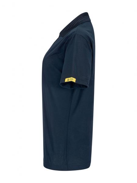 Das Bild zeigt ein navyblaues T-Shirt aus Baumwolle. Es hat einen klassischen Schnitt, kurze Ärmel und einen schlichten Kragen. An einem Ärmel befindet sich ein gelbes Etikett.